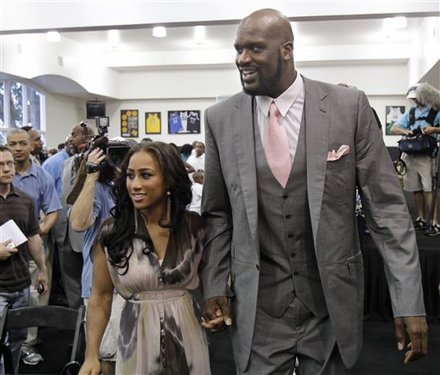 防线漏洞频出 对手屡屡冲击（防守屡现破绽 对手频频冲击）