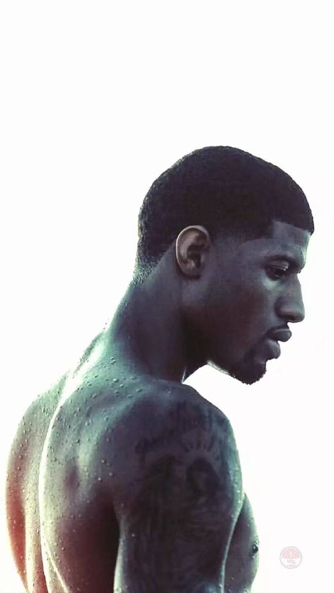 他不吼不叫，却掌控全场（不动声色，却镇住全场）