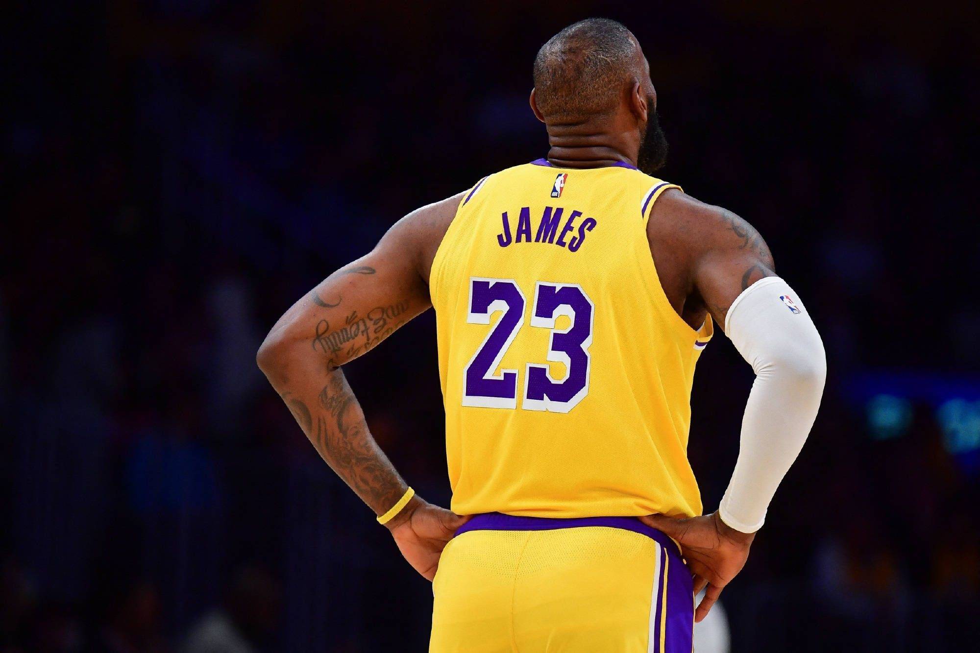 广东启程俱乐部杯！萨姆纳不提裤子，奎因帅气，杨溢也随队出征！（广东启程俱乐部杯开战：萨姆纳造型随性，奎因帅气依旧，杨溢随队出征）