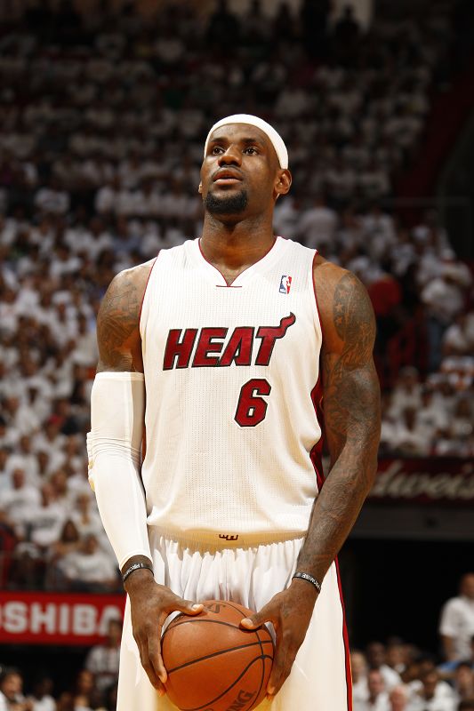 吴少聪纪念足协杯夺冠：很开心来国安第一年就能为冠军做贡献（吴少聪庆祝足协杯捧杯：加盟国安首年就能为冠军出力很开心）