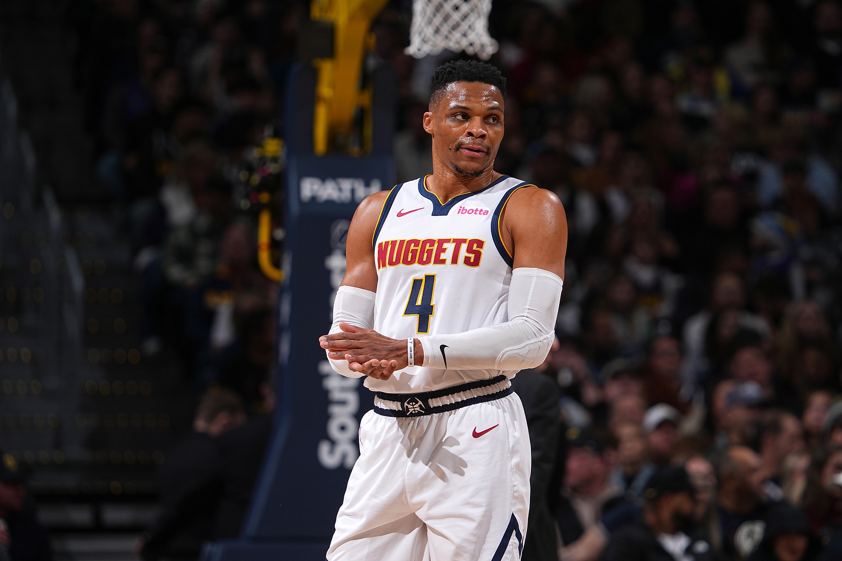 斯洛特：萨拉赫一直对俱乐部和队友很重要，队友有事不会愉快（斯洛特：萨拉赫始终是俱乐部与队友的关键人物，队友出状况谁都不会开心）