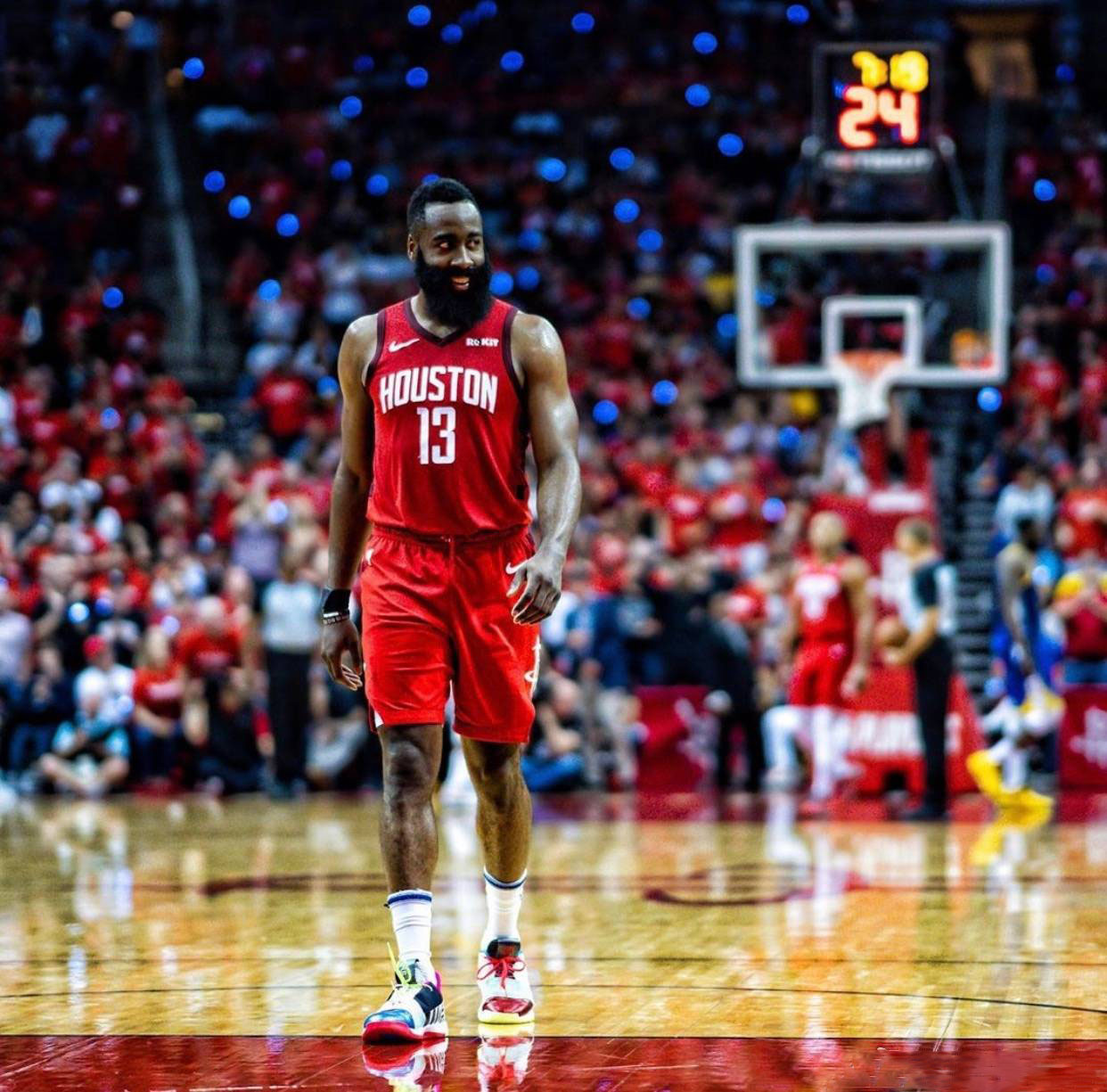 每体：梅西晚饭后去了诺坎普，今晨坐飞机前往国家队报到（每体：梅西晚餐后现身诺坎普，清晨乘机赴国家队报到）