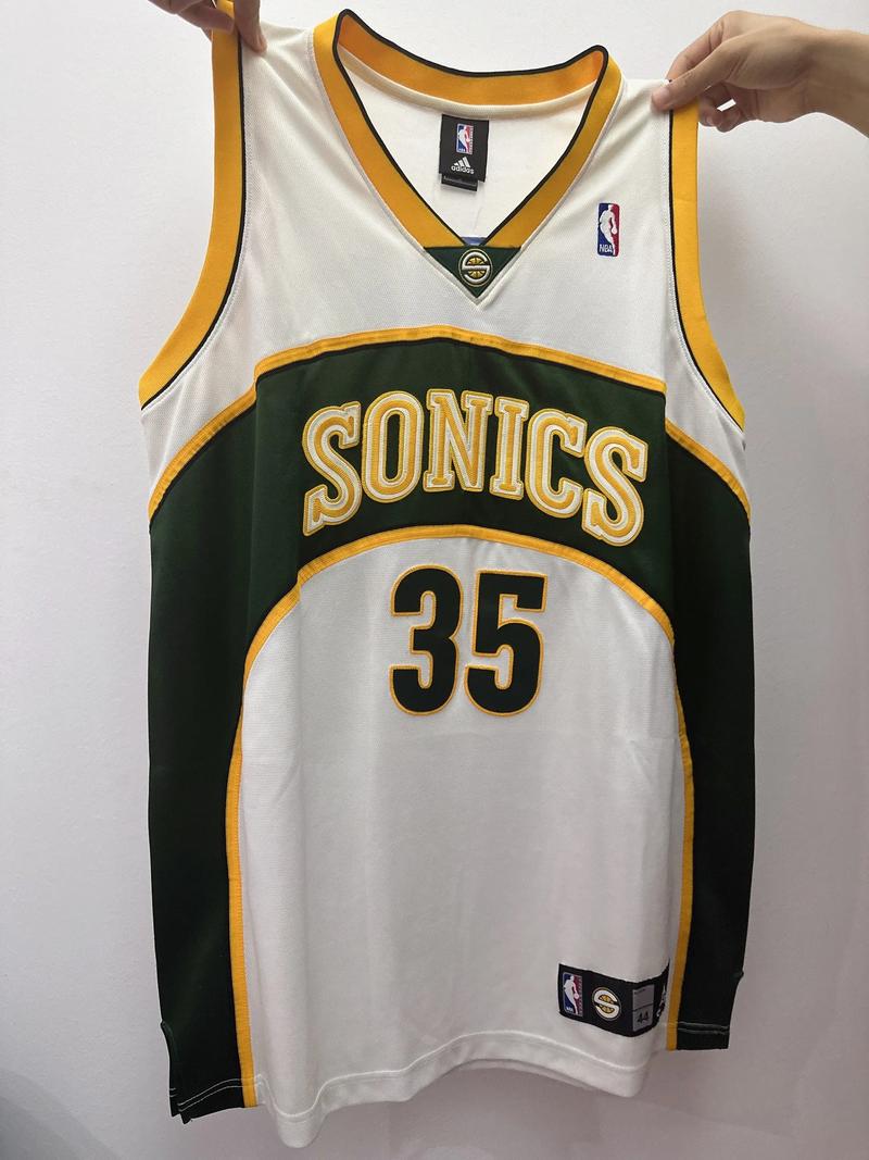 球星赛后向看台深深鞠躬（赛后球星面向看台致以深深一礼）