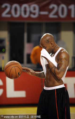 梅西带领迈阿密国际赢得美职联总冠军，实现越级登顶，展现超强实力。（梅西率领迈阿密国际问鼎美职联，越级封王尽显统治力）