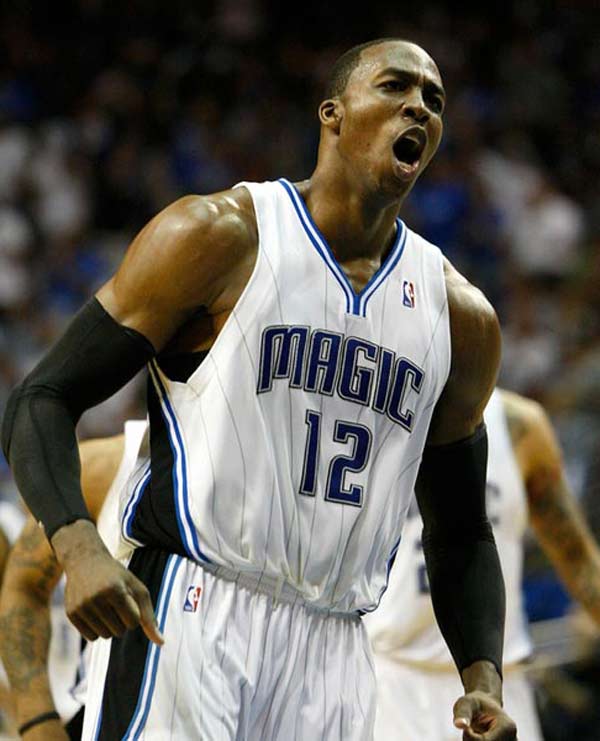 湖人詹姆斯关键三分锁定胜利（詹姆斯命中致胜三分，湖人锁定胜局）