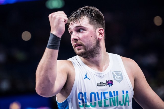 前锋连续三轮破门，全场观众沸腾（前锋三场连破门，点燃全场）